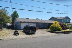 Pre-foreclosure in  GOLDEN GARDENS ST Eugene, OR 97402
