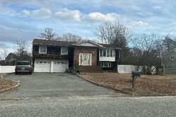 Pre-foreclosure in  PEPPERMINT RD Commack, NY 11725