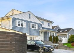 Pre-foreclosure in  EDGEWOOD DR Hicksville, NY 11801