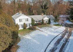 Pre-foreclosure in  STEWART LN Syosset, NY 11791