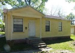 Pre-foreclosure in  GLEN OAKS DR Baton Rouge, LA 70811