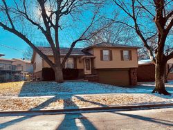 Pre-foreclosure in  CRESTHAVEN DR Lincoln, NE 68516