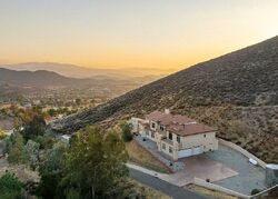 Pre-foreclosure in  HIERBA RD Santa Clarita, CA 91390