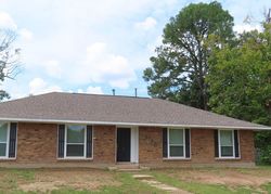 Pre-foreclosure in  RUE DESIREE Baton Rouge, LA 70810