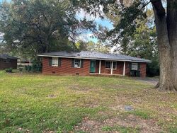 Pre-foreclosure in  SOUTHLAND DR Dothan, AL 36301