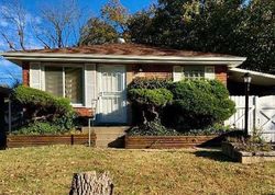 Pre-foreclosure in  LAKEVIEW AVE Saint Louis, MO 63138