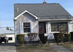Pre-foreclosure in  W WINDEMERE AVE Royal Oak, MI 48073