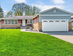 Pre-foreclosure in  AMY AVE Glen Ellyn, IL 60137