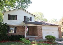 Pre-foreclosure in  OLD ORCHARD DR Waterford, MI 48328