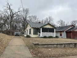 Pre-foreclosure in  E 43RD ST Kansas City, MO 64130