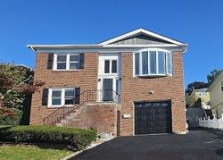 Pre-foreclosure in  HUDSON VIEW DR Yonkers, NY 10701