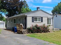 Pre-foreclosure in  OAKRIDGE DR Waterford, MI 48329