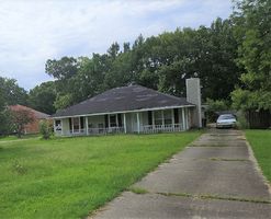 Pre-foreclosure in  GATE WAY DR Baton Rouge, LA 70818