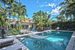 Pre-foreclosure in  DICKENS AVE Miami Beach, FL 33154