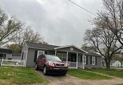 Pre-foreclosure in  GLENVIEW DR Evansville, IN 47710