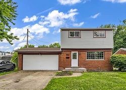 Pre-foreclosure in  JAMESTOWN AVE Elyria, OH 44035