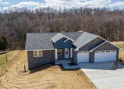 Pre-foreclosure in  STONE RIDGE DR Quincy, IL 62305