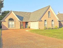 Pre-foreclosure in  LAKESIDE DR Olive Branch, MS 38654