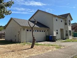 Pre-foreclosure in  SE 136TH CT Portland, OR 97236