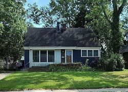 Pre-foreclosure in  GREENLEAF DR Royal Oak, MI 48067