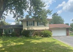 Pre-foreclosure in  OAKLAWN DR Toledo, OH 43614