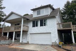 Pre-foreclosure in  11TH ST Florence, OR 97439