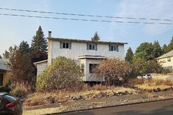 Pre-foreclosure in  NE COMMERCIAL AVE Roseburg, OR 97470