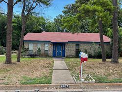 Pre-foreclosure in  BILLY B AVE Arlington, TX 76010