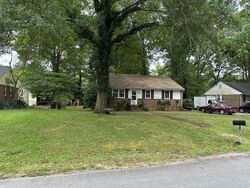 Pre-foreclosure in  KEANELAND DR Richmond, VA 23225