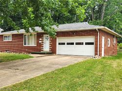 Pre-foreclosure in  JOLYNN ST NE Massillon, OH 44646