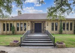 Pre-foreclosure in  COUNTRY CLUB DR New Orleans, LA 70124