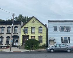 Pre-foreclosure in  RIVER ST Troy, NY 12180