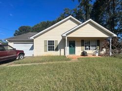Pre-foreclosure in  QUEENS CT Jackson, GA 30233