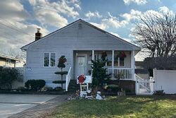 Pre-foreclosure in  N VIRGINIA AVE Massapequa, NY 11758