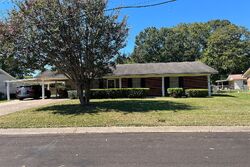 Pre-foreclosure in  PECAN WAY Natchez, MS 39120