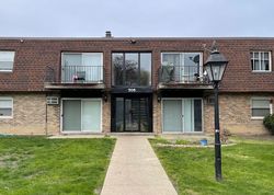 Pre-foreclosure in  GROVE DR  Buffalo Grove, IL 60089