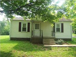 Pre-foreclosure in  MAPLE RD Louisville, KY 40229