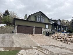 Pre-foreclosure in  S CANYON CREST DR Salt Lake City, UT 84121