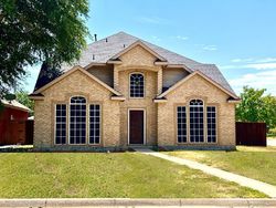 Pre-foreclosure in  LANDS END DR Arlington, TX 76016