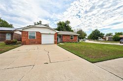 Pre-foreclosure in  OAK CREEK DR Yukon, OK 73099