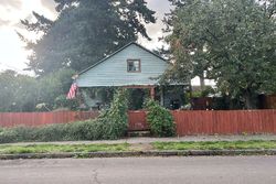 Pre-foreclosure in  SE 70TH AVE Portland, OR 97206