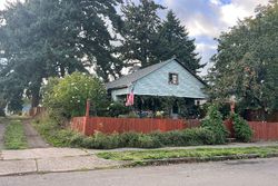 Pre-foreclosure in  SE 70TH AVE Portland, OR 97206