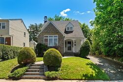 Pre-foreclosure in  HELENA AVE Yonkers, NY 10710