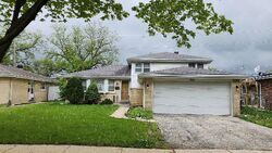 Pre-foreclosure in  LILLIAN LN Des Plaines, IL 60016