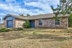 Pre-foreclosure in  OAK PARK DR Choctaw, OK 73020