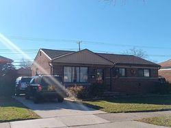 Pre-foreclosure in  BARTON ST Saint Clair Shores, MI 48081