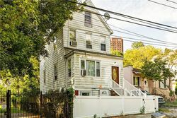 Pre-foreclosure in  PLEASANT VALLEY AVE Staten Island, NY 10304