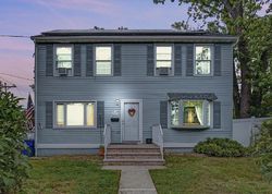 Pre-foreclosure Listing in LEONARDVILLE RD BELFORD, NJ 07718