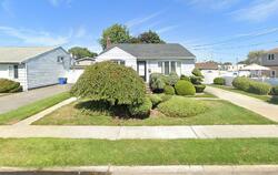 Pre-foreclosure in  W BELLE TERRE AVE Lindenhurst, NY 11757
