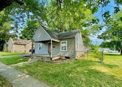 Pre-foreclosure in  E CARL ST Winchester, IN 47394